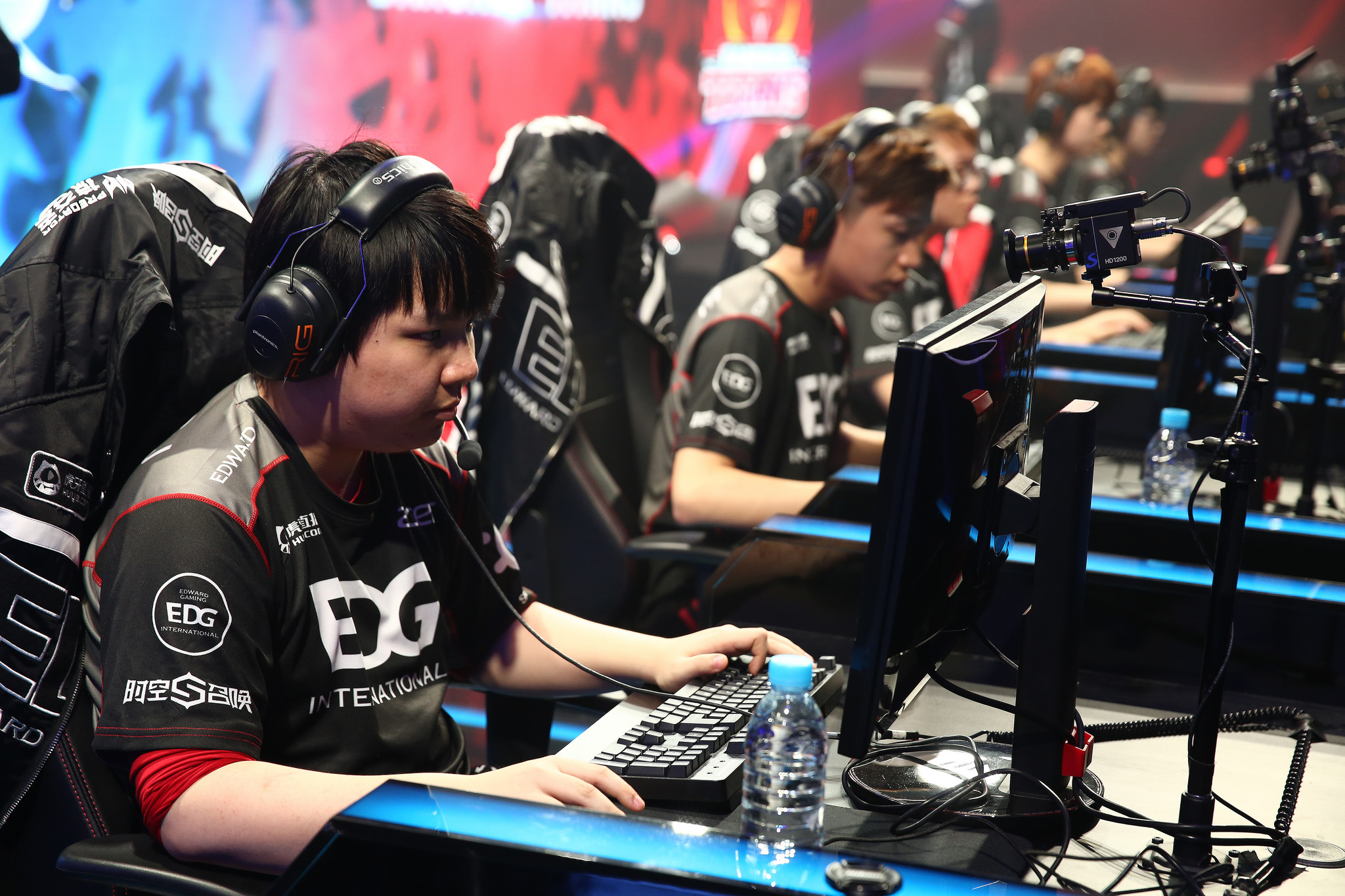 KPL新赛季首轮激战：TCG对狼队，新吉祥物亮相！